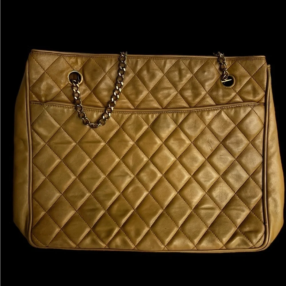 CHANEL good minor